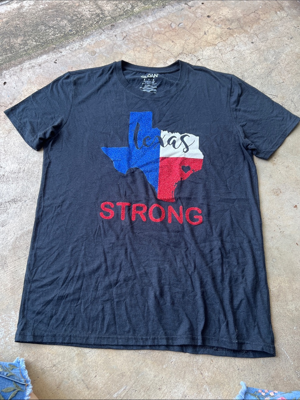 Gildan Black Texas Flag 'STRONG' Graphic Tee
